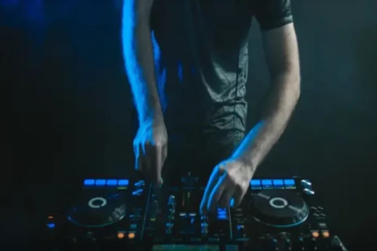 Gecə klubunda böyük sevgidən DJ-in qulağını dişlədi