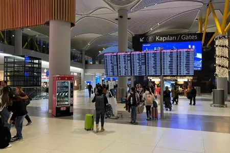 Polisdən qaçan şəxs hava limanında ÖLDÜ