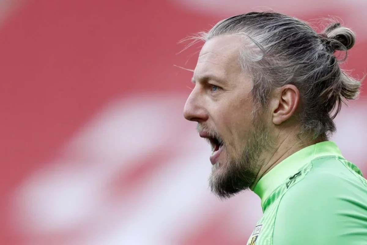 41 yaşlı qapıçısı Erediviziya tarixinə düşüb