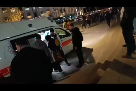 Metronun qarşısında qadının halı pisləşdi - Video