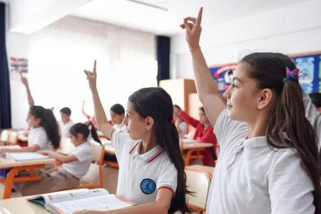 Məktəbli forması yenilənir - Bayram günlərində formalar belə olacaq