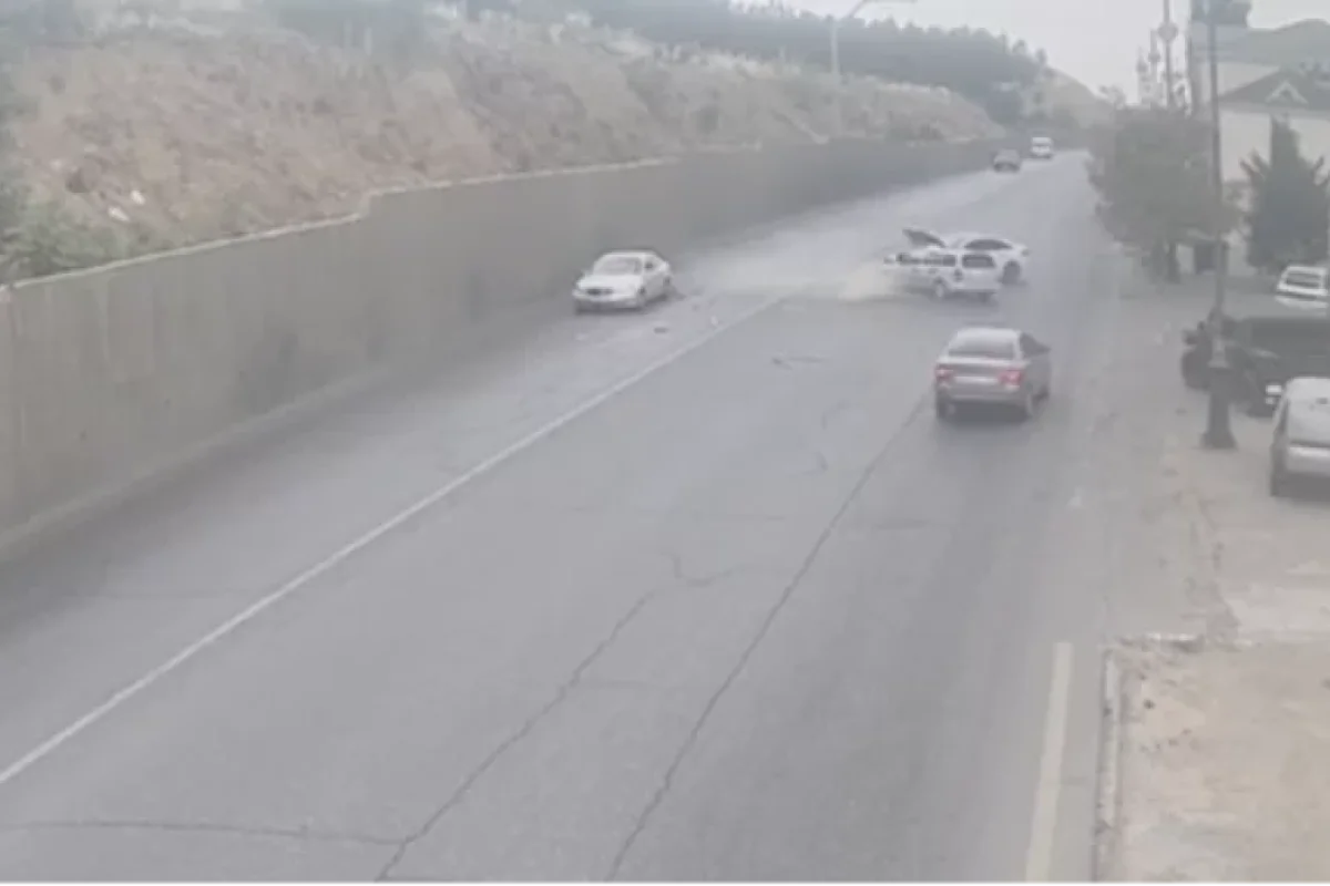 Bakıda dəhşətli qəzanın görüntüləri: - əks yola çıxan maşın parça-parça oldu - VİDEO