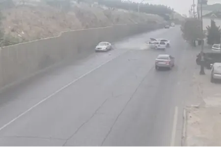Bakıda dəhşətli qəzanın görüntüləri: - əks yola çıxan maşın parça-parça oldu - VİDEO