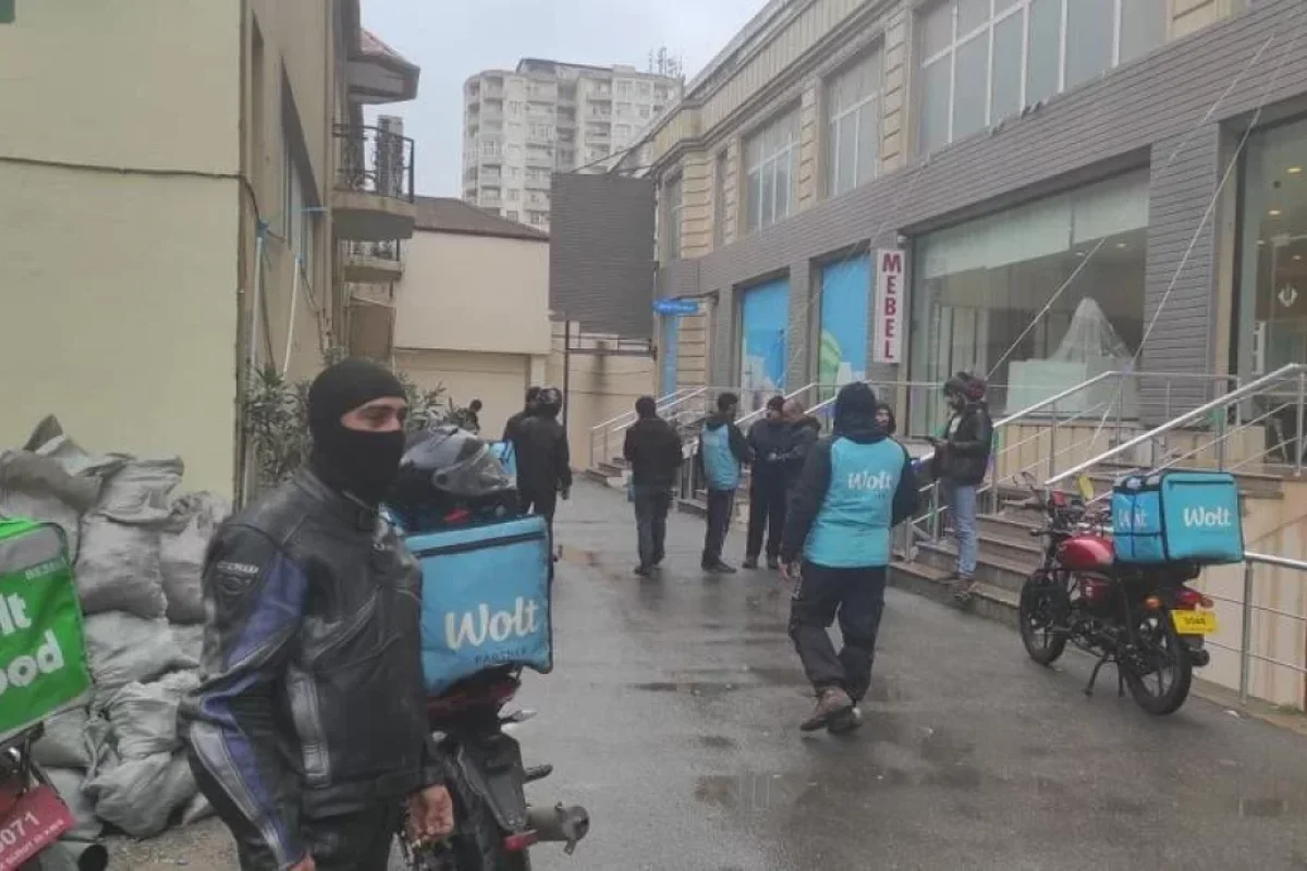 Bakıda "Wolt"un kuryerləri boykot edir - FOTO
