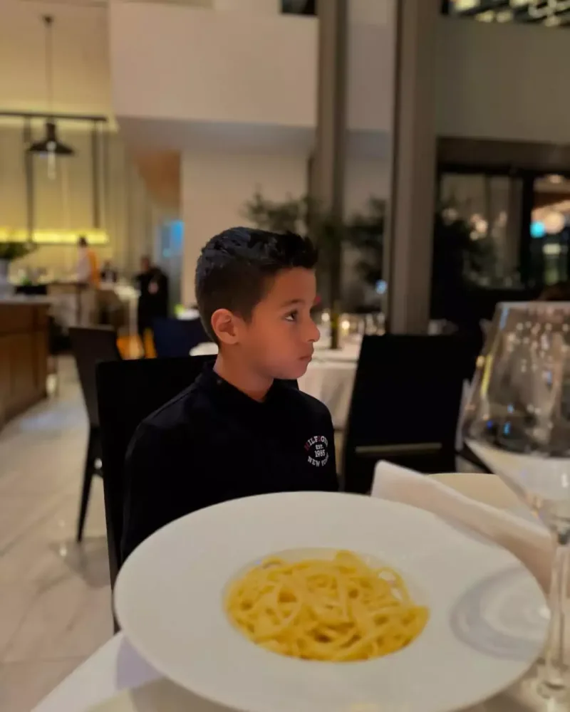 Lətifə oğlunu hədiyyə yağışına tutdu