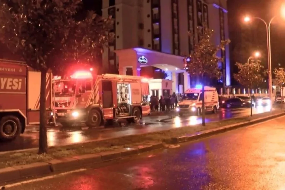 Elektrikli avtomobildə yanğın - Bina sakinləri təxliyyə olundu