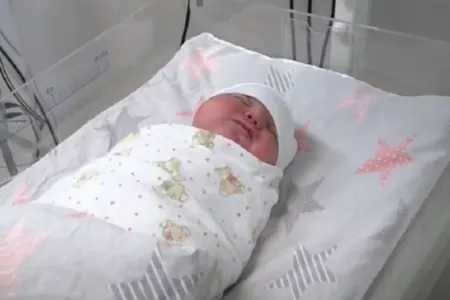 5.2 kiloluq körpə doğuldu - VİDEO