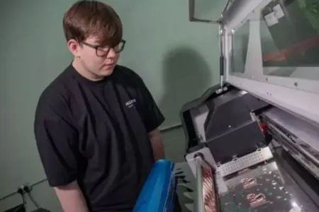 17 yaşı var, ayda 20 min dollar qazanır – Sifarişləri çatdıra bilmir