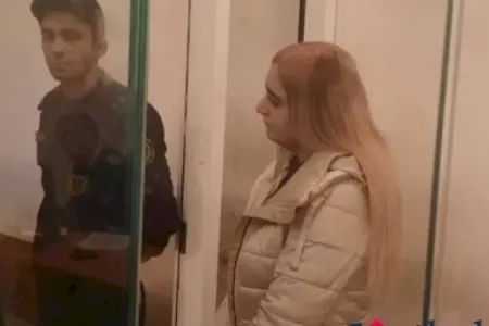 Kriminal“Özümü lüt görüb bıçağa əl atdım” - Sevgilisini öldürmək istəyən qız
