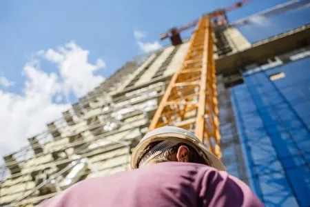Rusiyada zavod işçisi hündürlükdən yıxılaraq ÖLDÜ