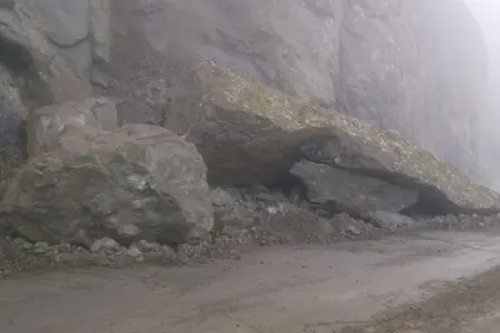 Lerikdə iri qaya parçası yola düşdü