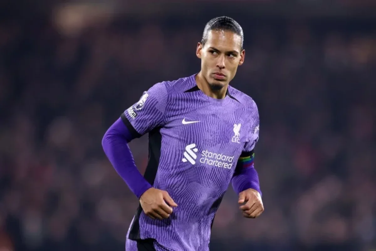 Van Deyk "Liverpul"la yeni müqavilə imzalayıb