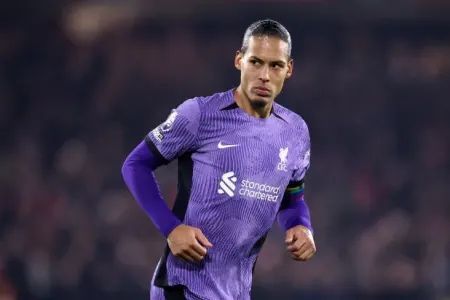 Van Deyk "Liverpul"la yeni müqavilə imzalayıb