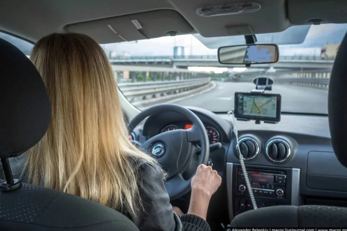 Bakıda polis sürücü qadına necə kömək etdi? - VİDEO