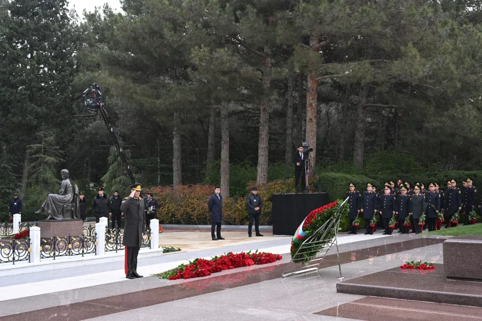 Rəsmilər Fəxri xiyabanda - Fotolar