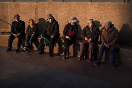 Bu ölkədə əhali sürətlə qocalır! - Qəbristanlıqlar reklam edilir