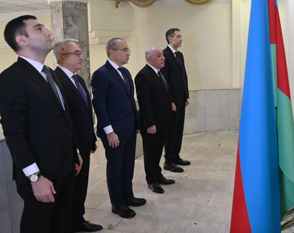 Azərbaycanın Baş naziri Moskvada Heydər Əliyevin xatirəsini anıb