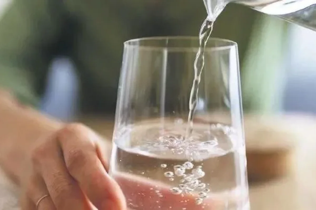 Yemək zamanı su içdikdə nə baş verir?