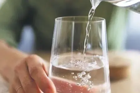 Yemək zamanı su içdikdə nə baş verir?