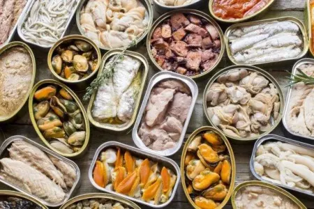 Konservləşdirilmiş qidaları alarkən nələrə diqqət edilməlidir? - VİDEO