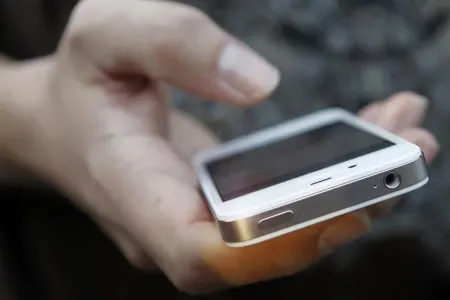 Əldə telefonla qida qəbulu təhlükəlidir
