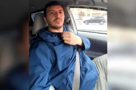 Məşhur bloger qaydaları pozdu - Bir əlində telefon, o biri isə... - VİDEO