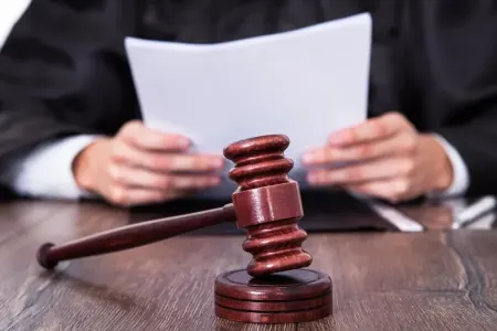 Rusiyada müğənni naziri məhkəməyə verdi