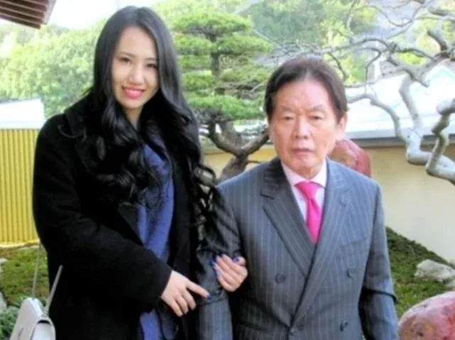 Özündən 55 yaş böyük ərini öldürən model "qüsursuz cinayət"ə görə bəraət aldı - Foto