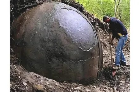 Böyük daş kürələri yad planetlilər gətirib?