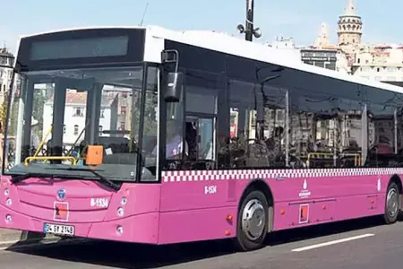 Avtobus sürücüsündən şok əməl! Təpikləyib... - VİDEO