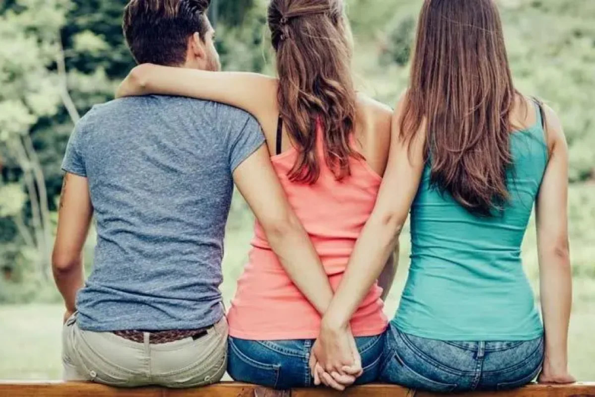 Qadın ərini ən yaxın rəfiqəsi ilə tutdu