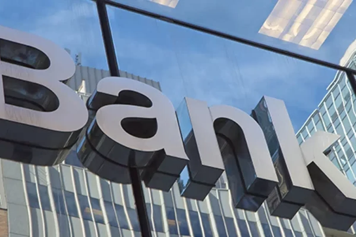 Tələbə qızdan bankın binasında ağlasığmaz hərəkət