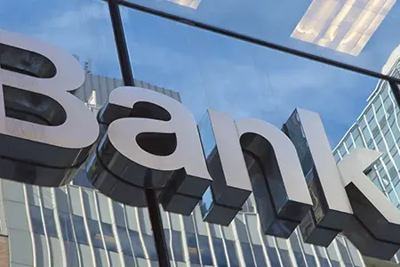 Tələbə qızdan bankın binasında ağlasığmaz hərəkət