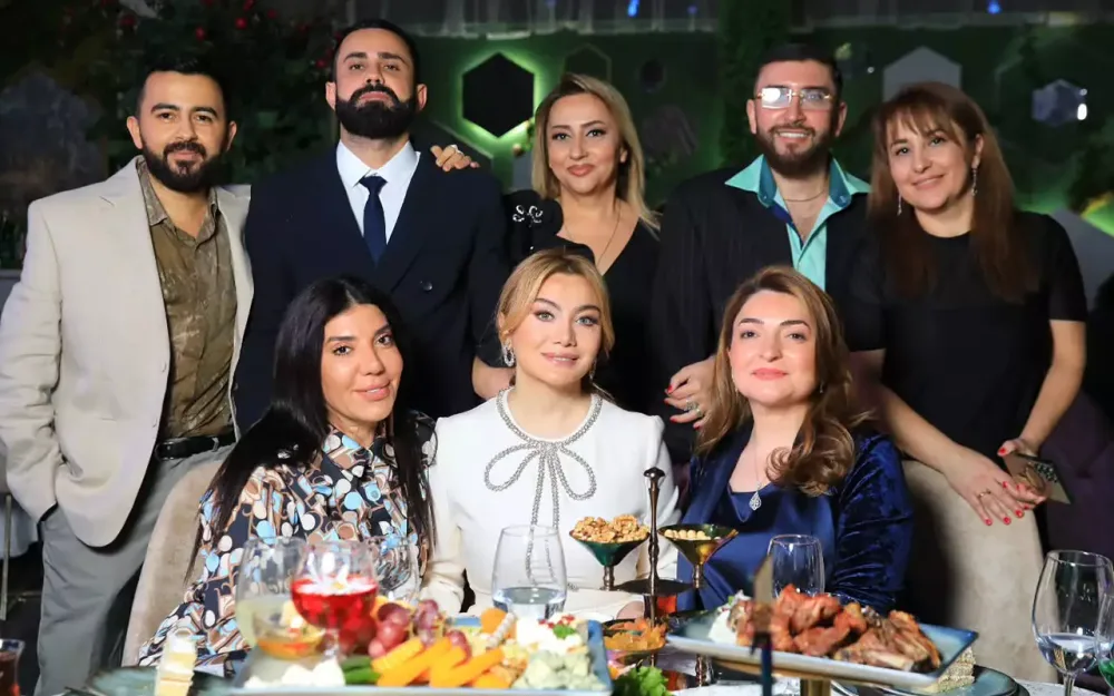 Şou əhli onun məclisinə yığışdı