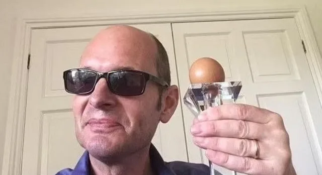 Supermarketdən alınan qeyri-adi yumurta hərracda fantastik qiymətə satıldı
