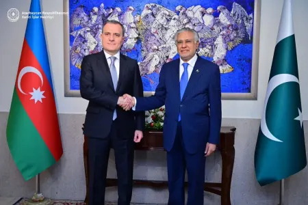 Azərbaycan və Pakistan xarici işlər nazirləri görüşüb
