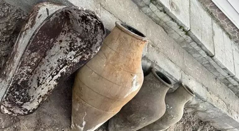 Yol çökdü, 3 böyük küp çıxdı - FOTO