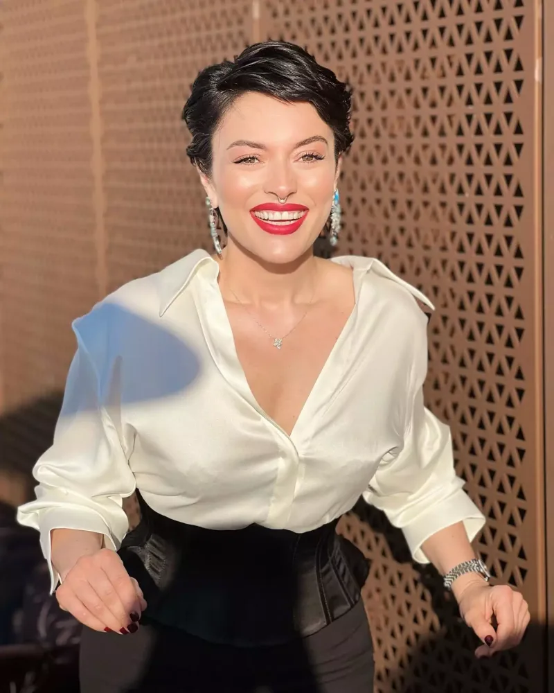 Ebru getdi, Hadise qayıtdı!