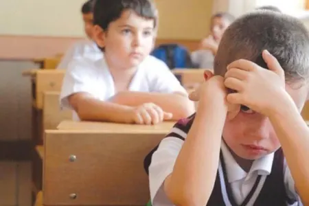 Müəllim şagirdlərin ağzını skoçladı, adını dərs qoydu