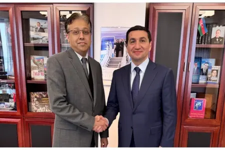 Hikmət Hacıyev Pakistan səfirini qəbul edib
