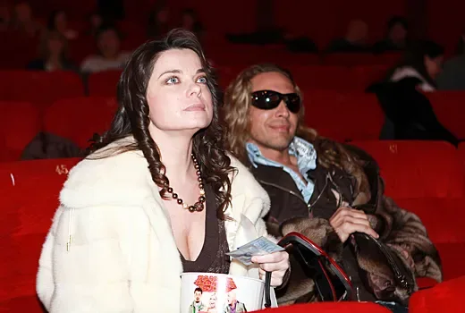 Əməkdar artistin gəlini ad günündə yad kişi ilə görün nə etdi - FOTO