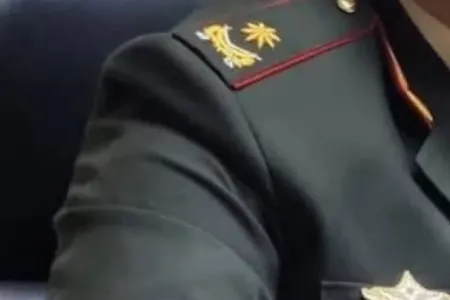 Əsgərlə rəqsi gündəm olan general kimdir? - VİDEO