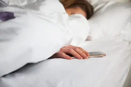 Türkiyə alimdən xəbərdarlıq: - Smartfonla yatmaq...