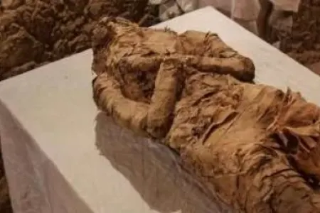 Qızıl dili və dırnaqları olan 13 mumya tapıldı