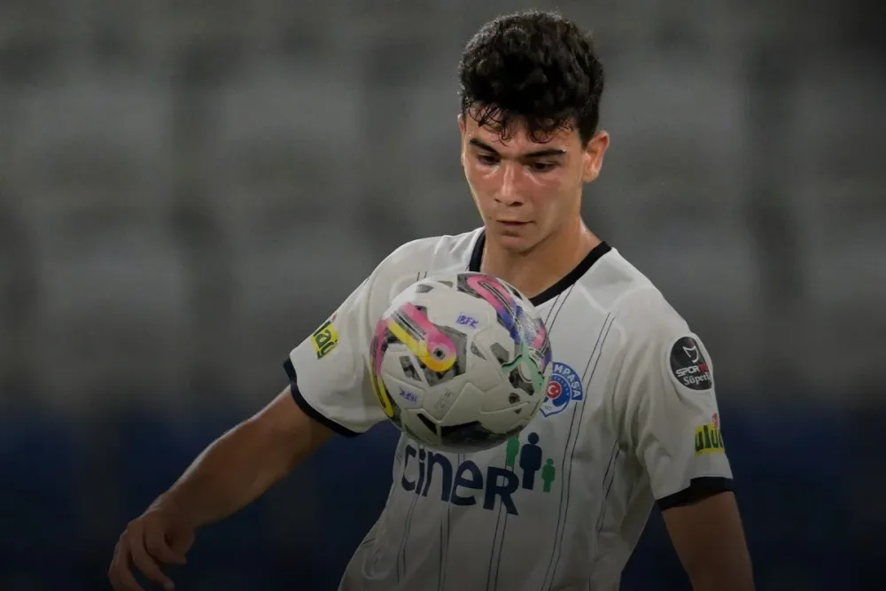 "Aston Villa" 18 yaşlı türkiyəli futbolçu transfer etdi - Foto