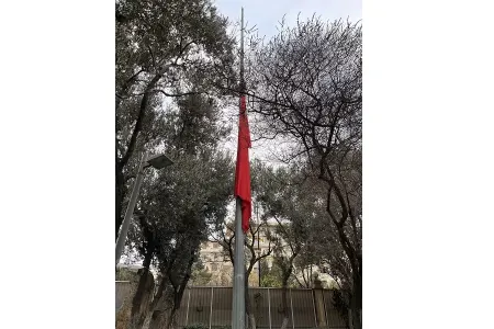 Türkiyənin Azərbaycandakı səfirliyində bayraqlar yarıya qədər endirildi - FOTOLAR
