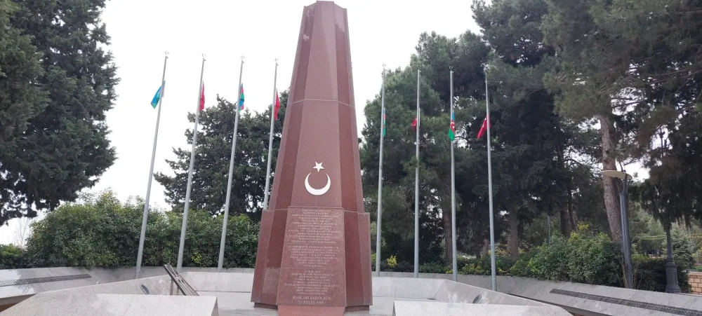 Türkiyənin Azərbaycandakı səfirliyində bayraqlar yarıya qədər endirildi - FOTOLAR