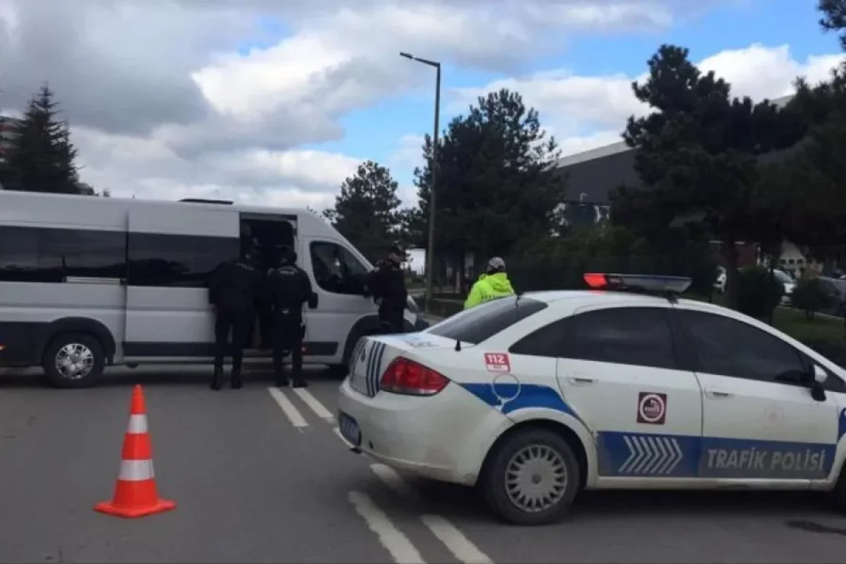 "Renult" dirəyə çırpıldı