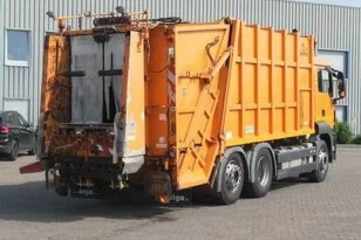 Sürücülük vəsiqəsi olmadan zibil maşını sürdü