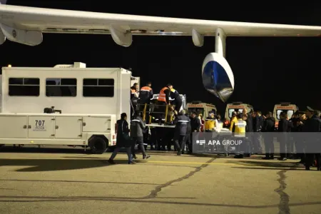 Qəzaya uğrayan təyyarədəki sərnişinlər Bakıya gətirildi - Hava limanından canlı